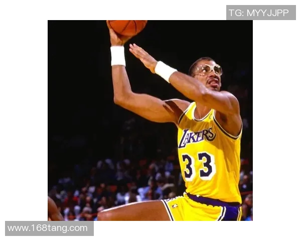 卡里姆阿卜杜尔贾巴尔与魔术师约翰逊的湖人双雄传奇与矛盾交织的篮球岁月