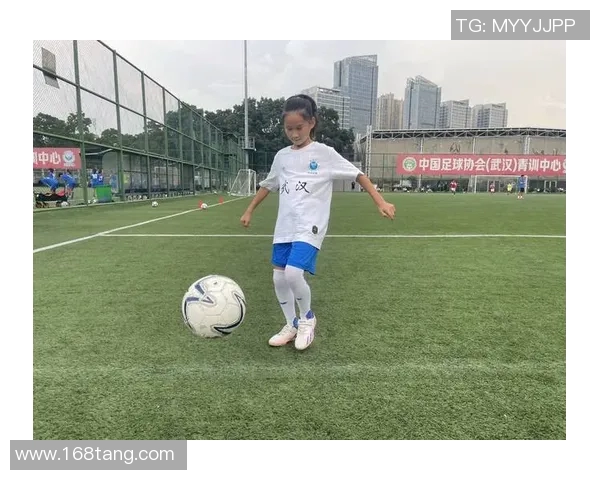 哪个足球明星的孩子身材丰满引发网友热议与关注