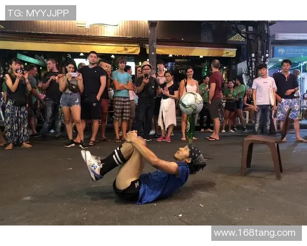 足球明星与路人激情对决街头足球赛引发热潮