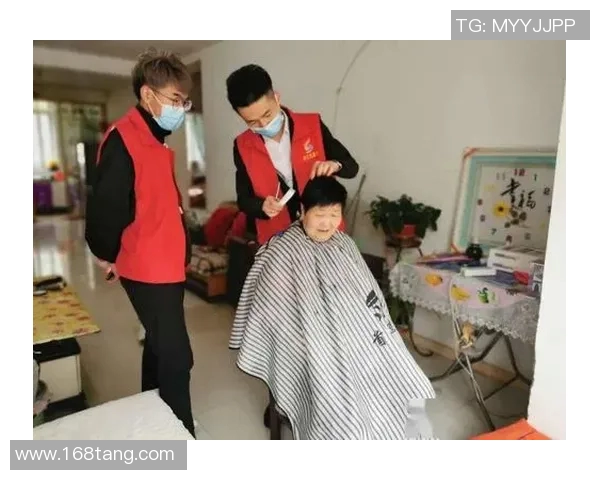 足球明星用手比爱心传递温暖与希望的感人瞬间 足球明星用手比爱心传递温暖与希望的感人瞬间