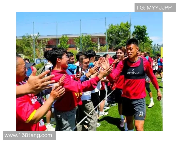 足球明星齐聚俱乐部门口热情互动粉丝见面会精彩瞬间回顾