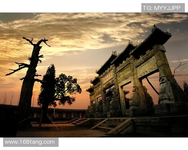 马奎斯与足球明星亲密合影展现运动精神与友谊的完美结合 马奎斯与足球明星亲密合影展现运动精神与友谊的完美结合